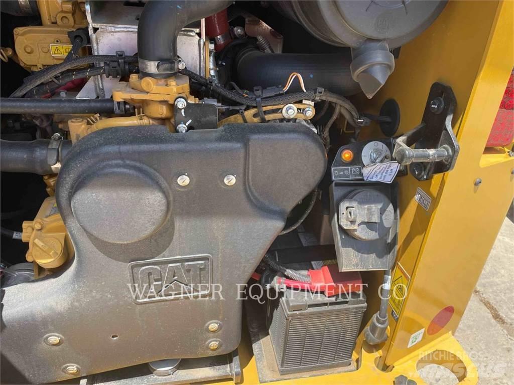 CAT 272D3 滑移轉向裝載機