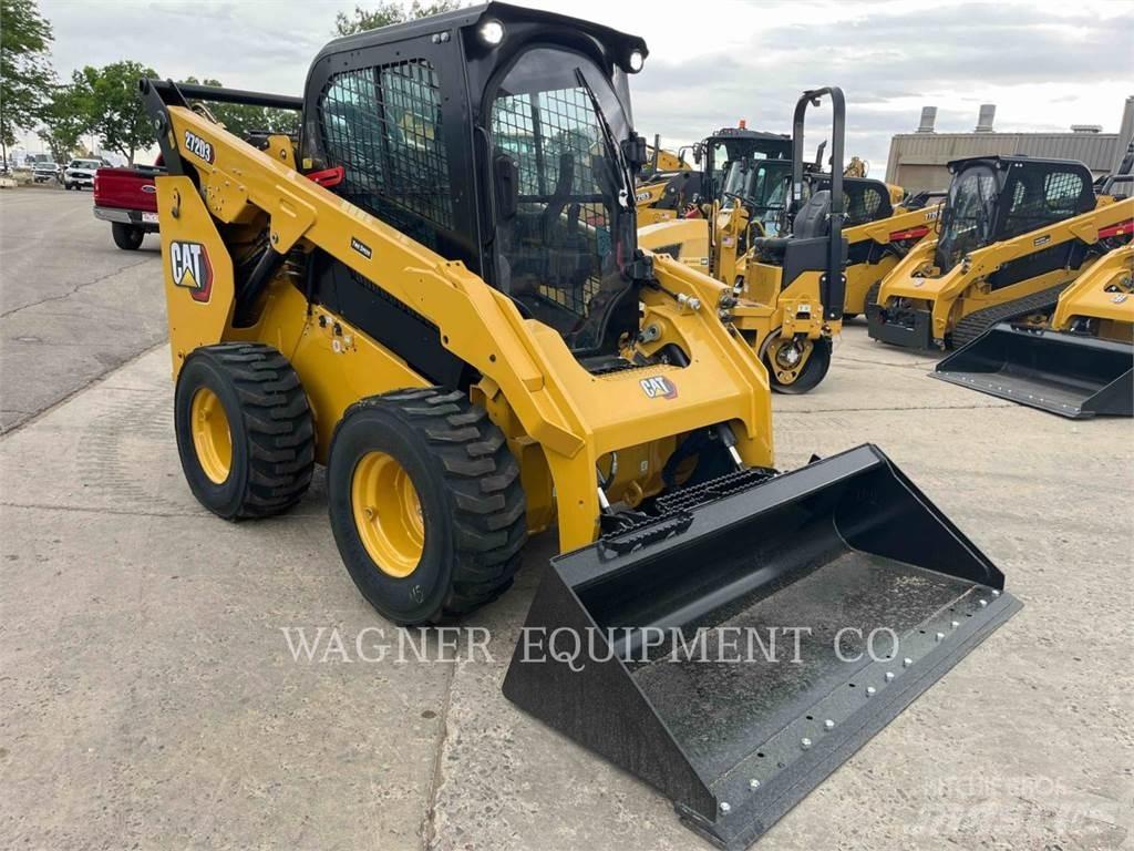 CAT 272D3 滑移轉向裝載機