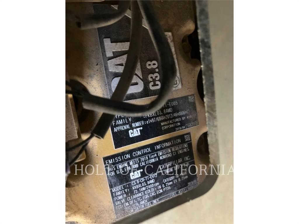 CAT 272D3 滑移轉向裝載機