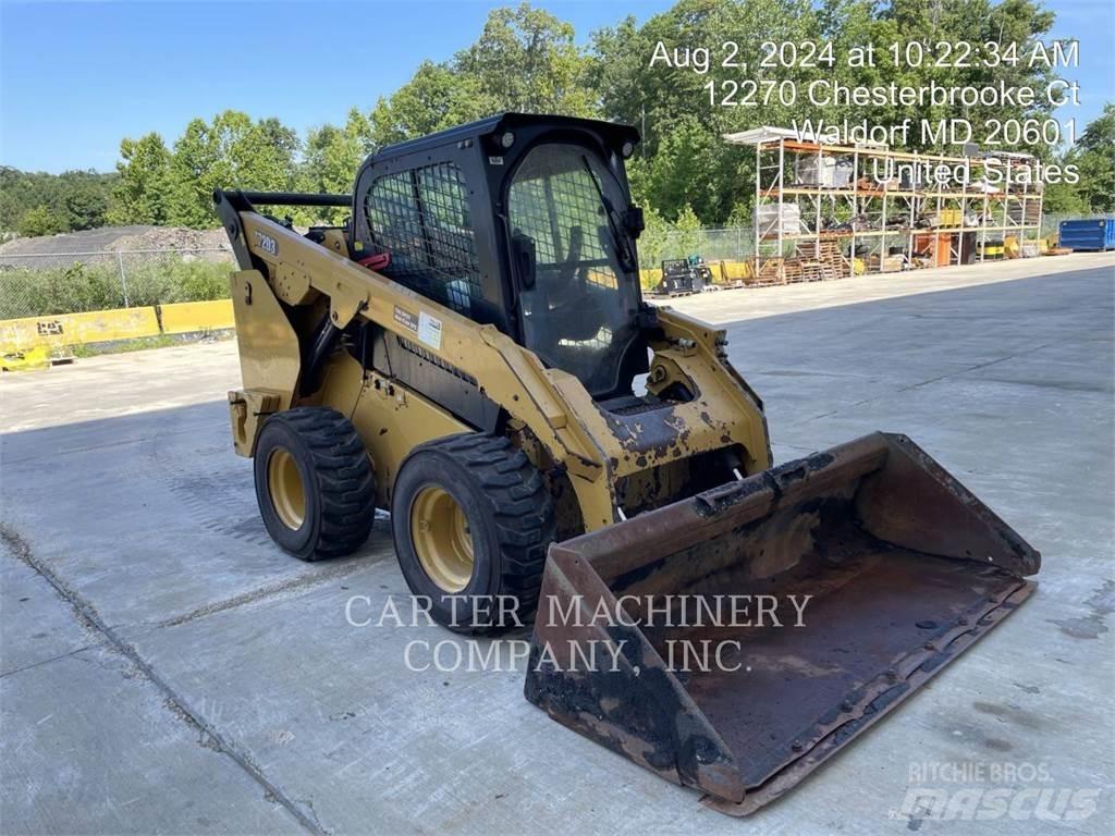 CAT 272D3 滑移轉向裝載機