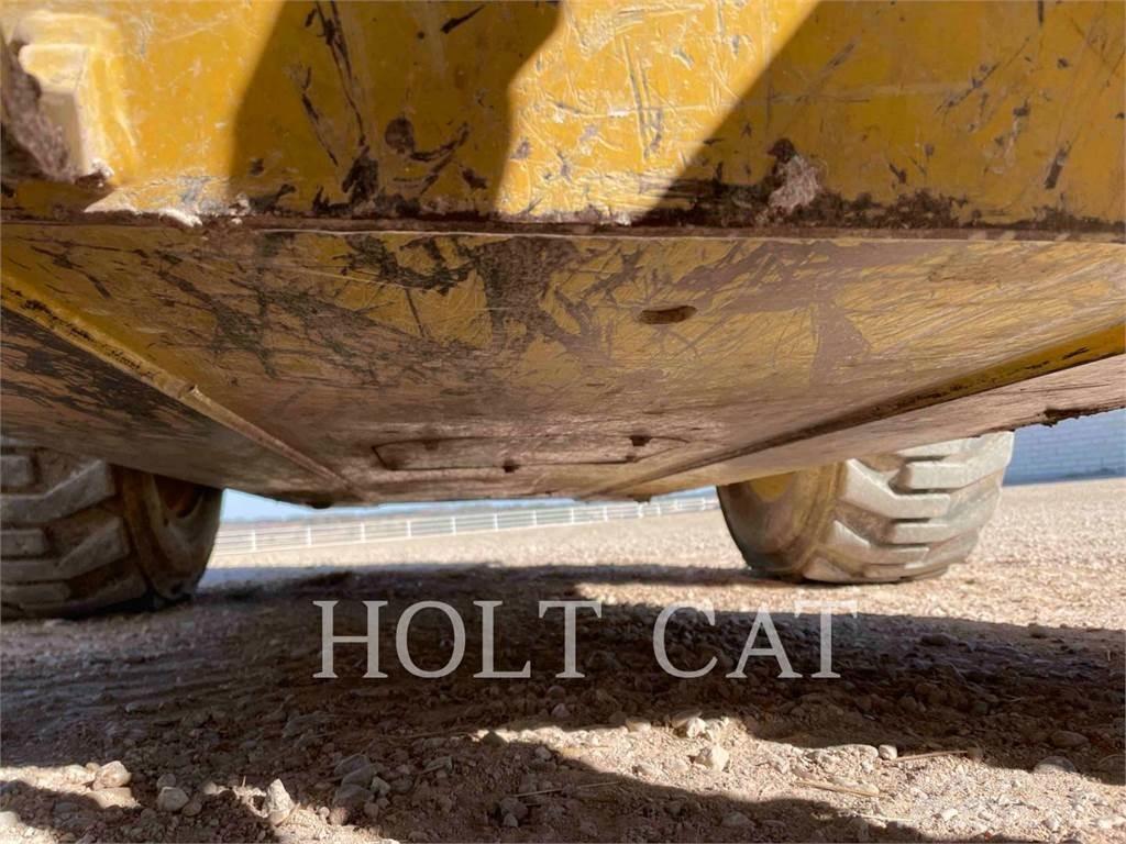CAT 272D3 滑移轉向裝載機