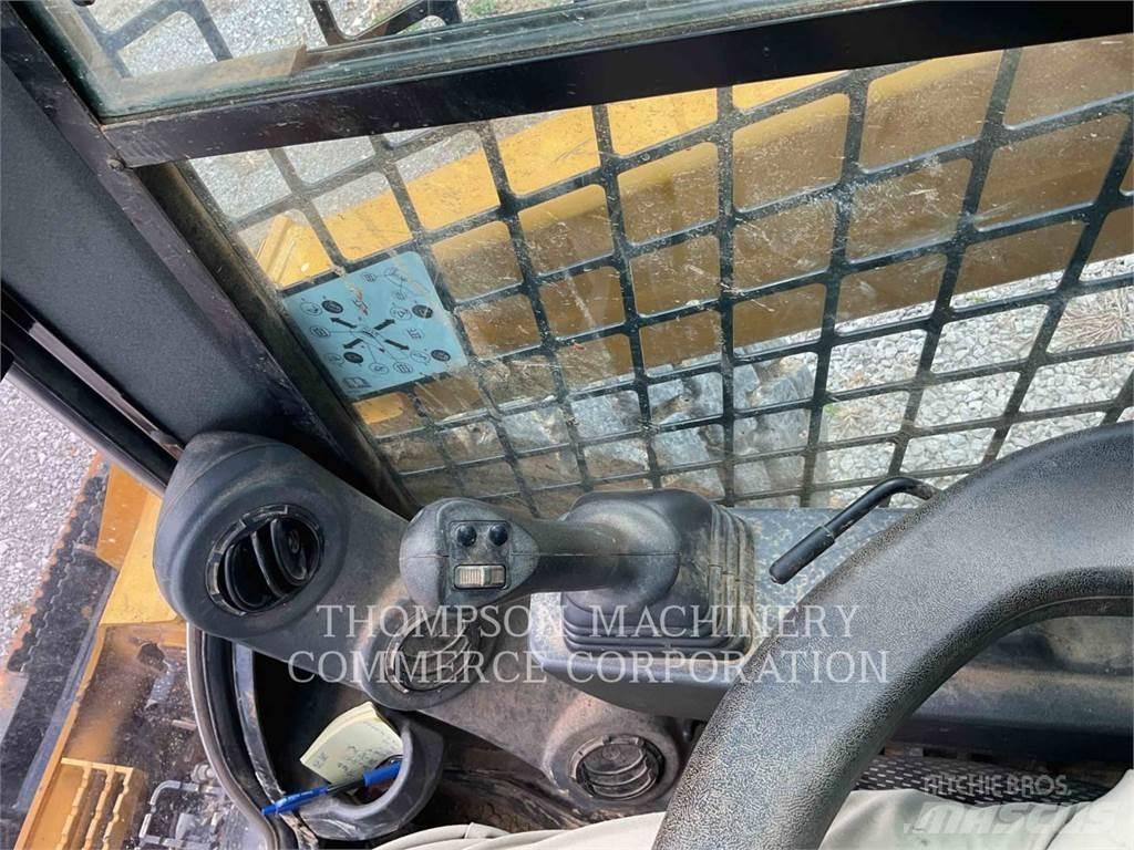 CAT 272D3 滑移轉向裝載機