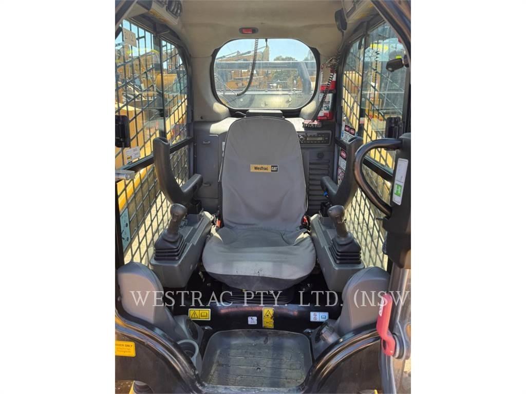 CAT 272D3 滑移轉向裝載機