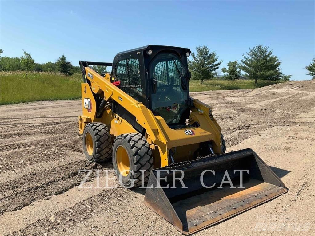 CAT 272D3 滑移轉向裝載機