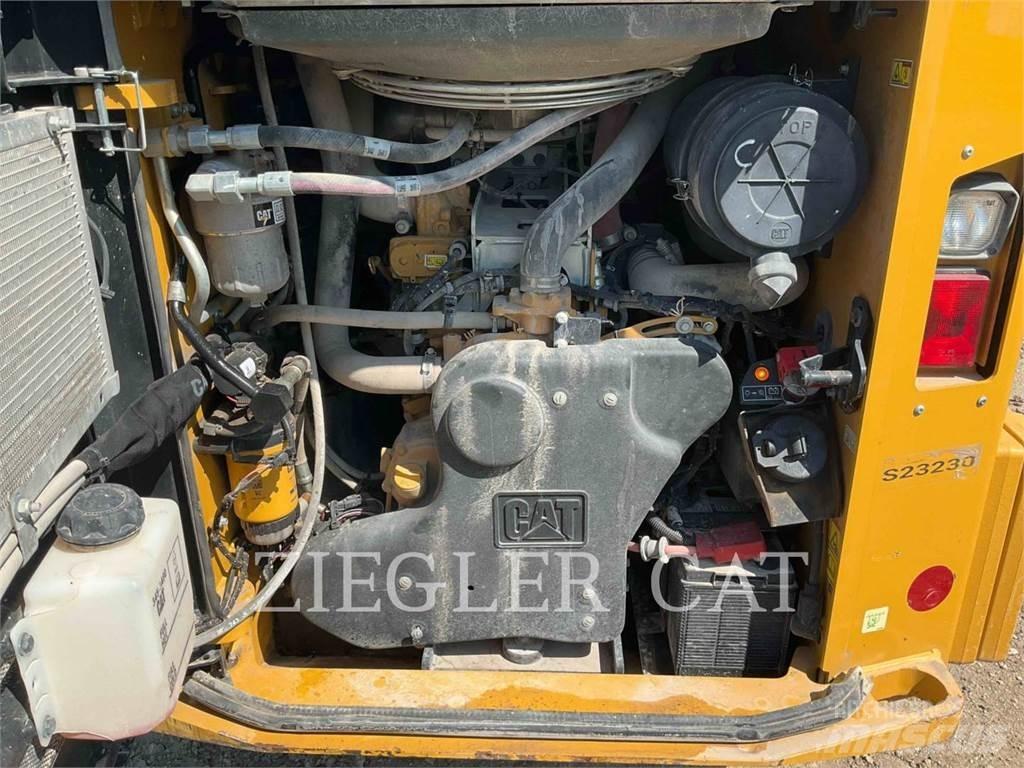 CAT 272D3 滑移轉向裝載機