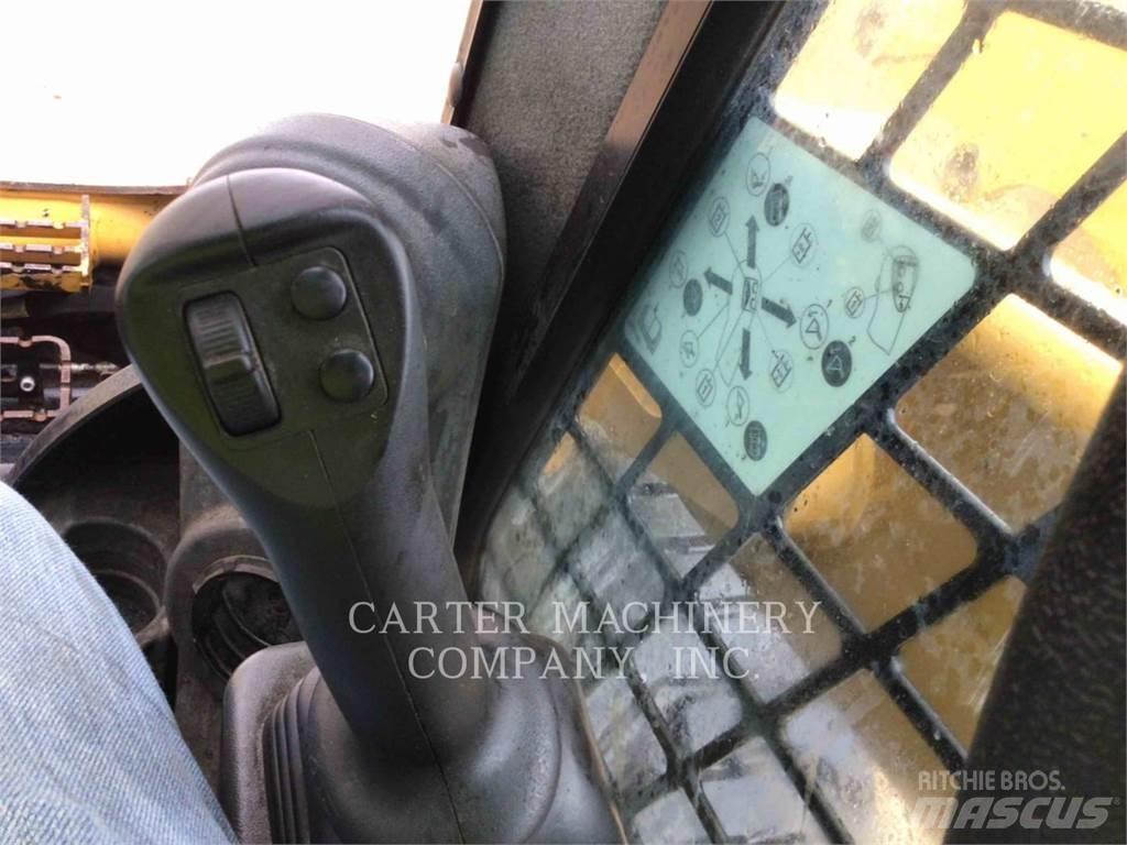 CAT 272D3 滑移轉向裝載機