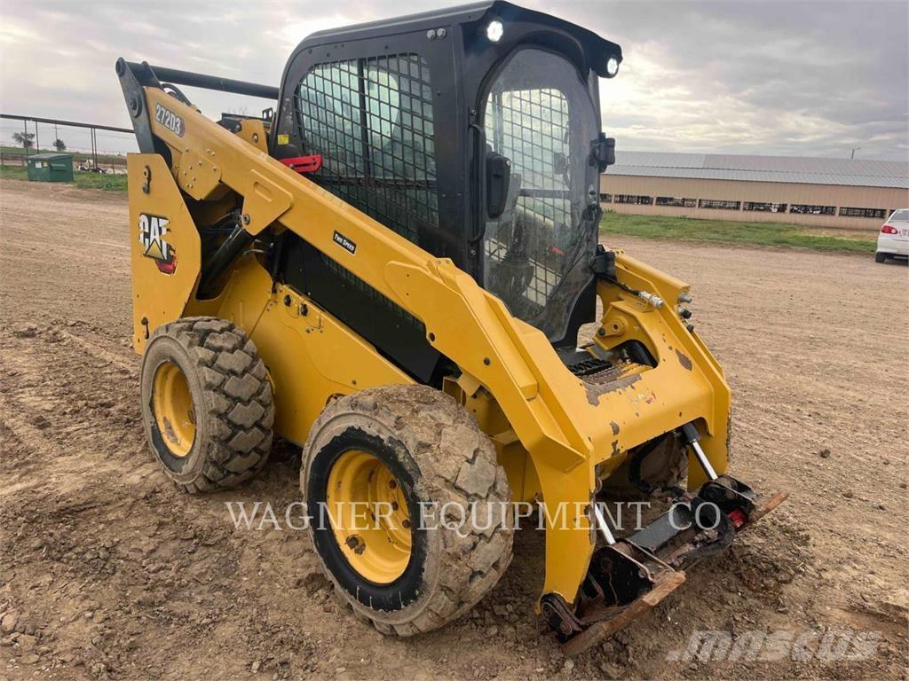 CAT 272D3 滑移轉向裝載機