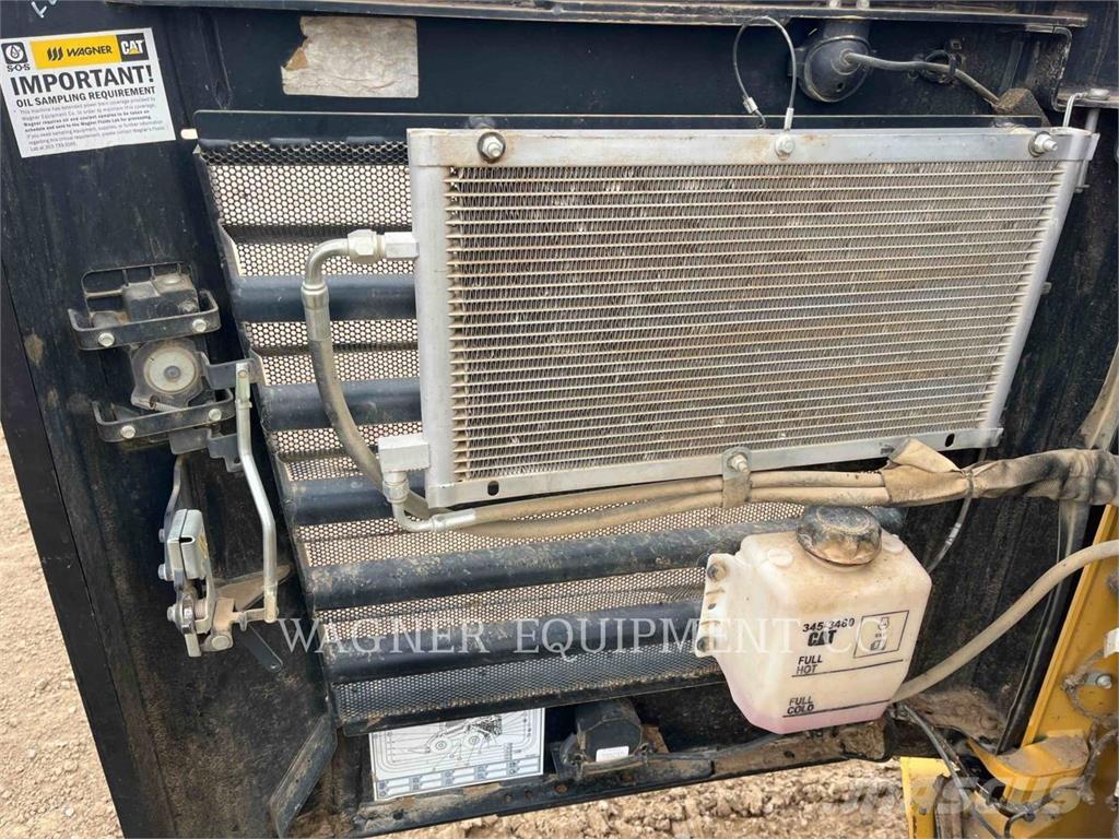 CAT 272D3 滑移轉向裝載機