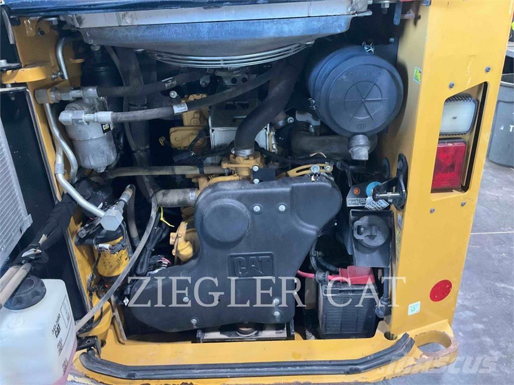 CAT 272D3 滑移轉向裝載機