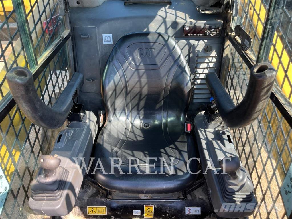 CAT 272D3 C3H1 滑移轉向裝載機