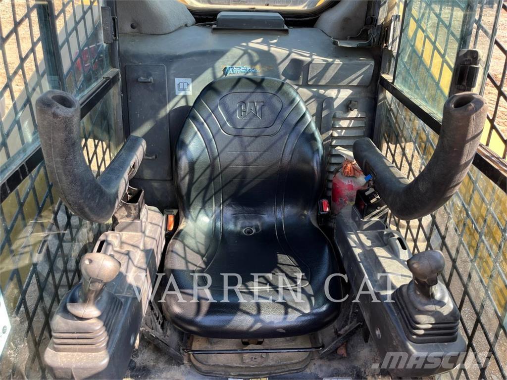 CAT 272D3 C3H1 滑移轉向裝載機