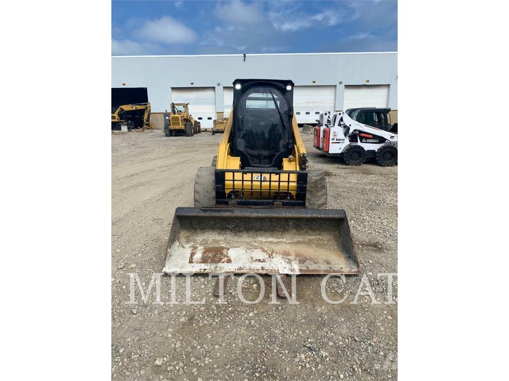 CAT 272D3XE 滑移轉向裝載機