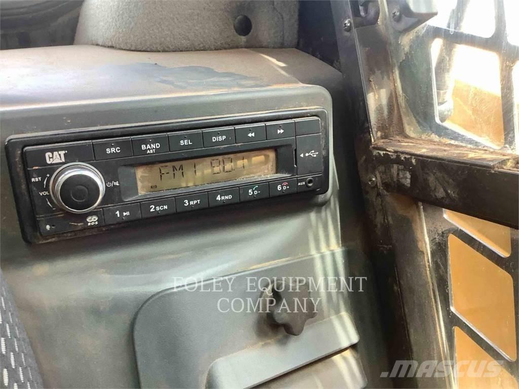 CAT 272D3XPS2C 滑移轉向裝載機