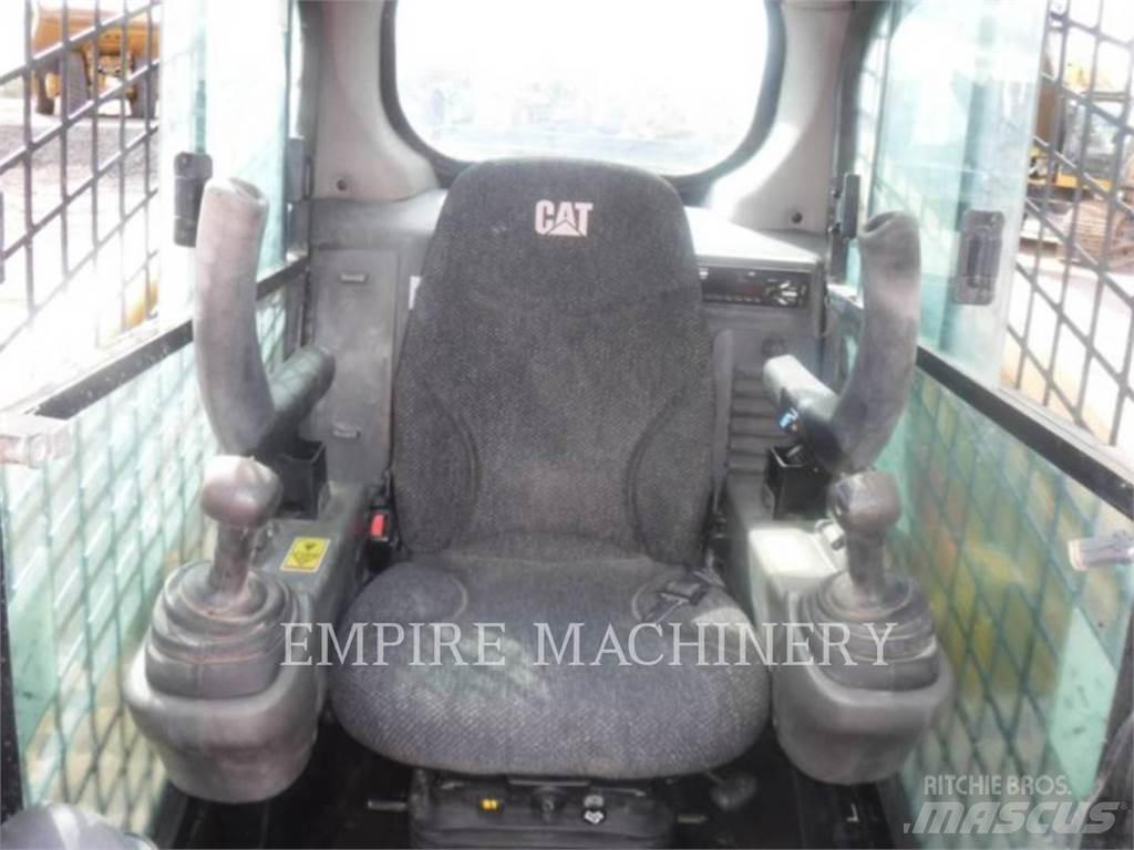 CAT 279D 滑移轉向裝載機