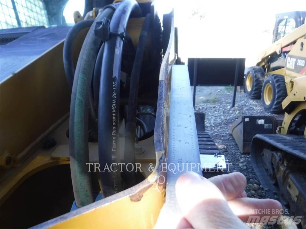 CAT 279D H2CB 滑移轉向裝載機