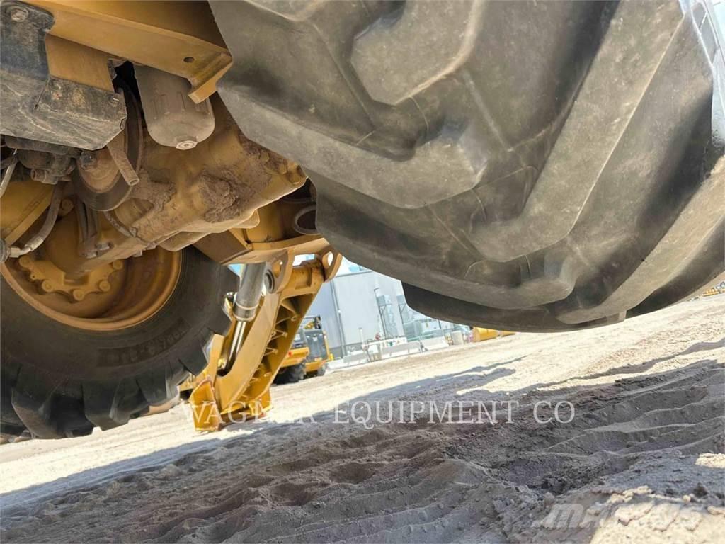CAT 440 反鏟裝載機