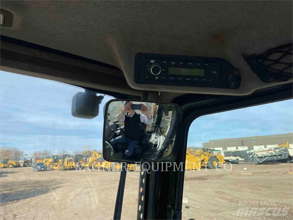 CAT 440 反鏟裝載機