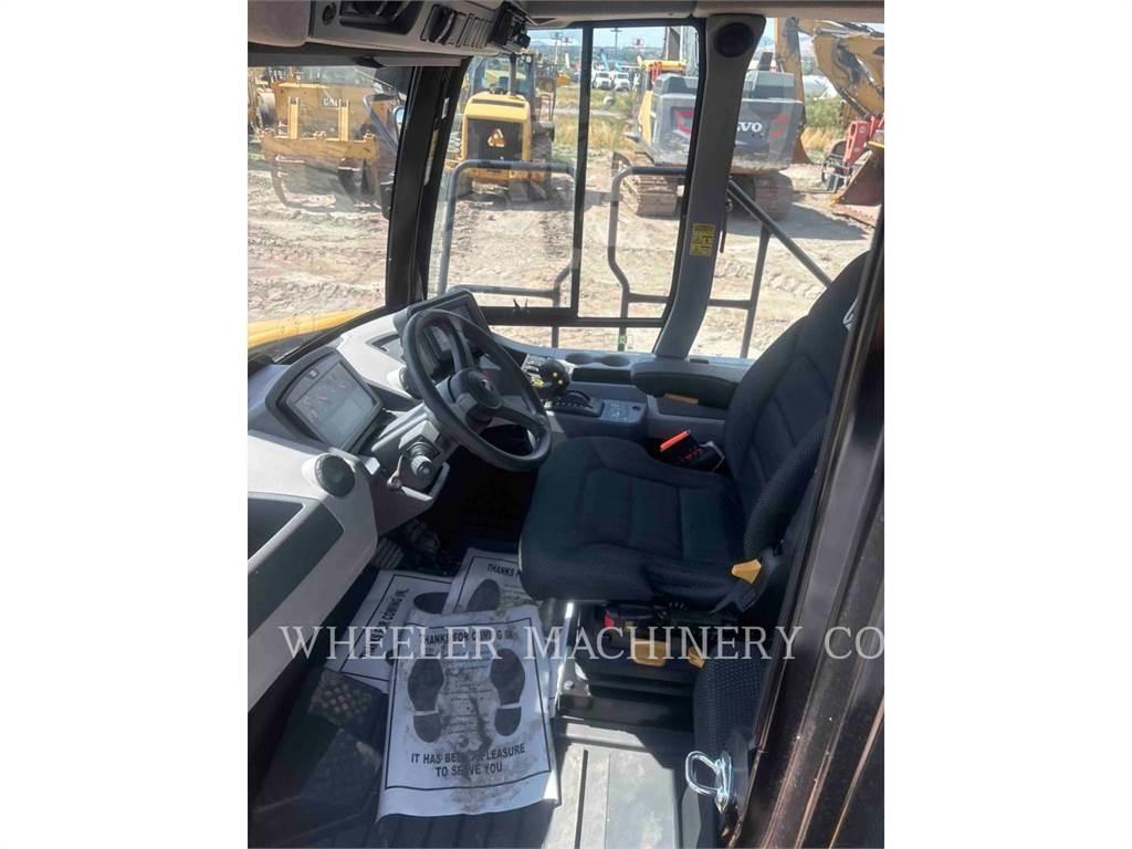 CAT 725 鉸接式起吊車