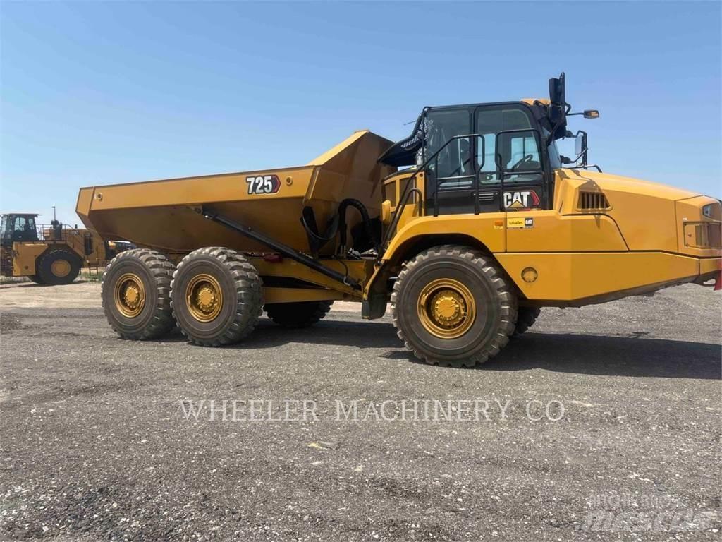 CAT 725 鉸接式起吊車