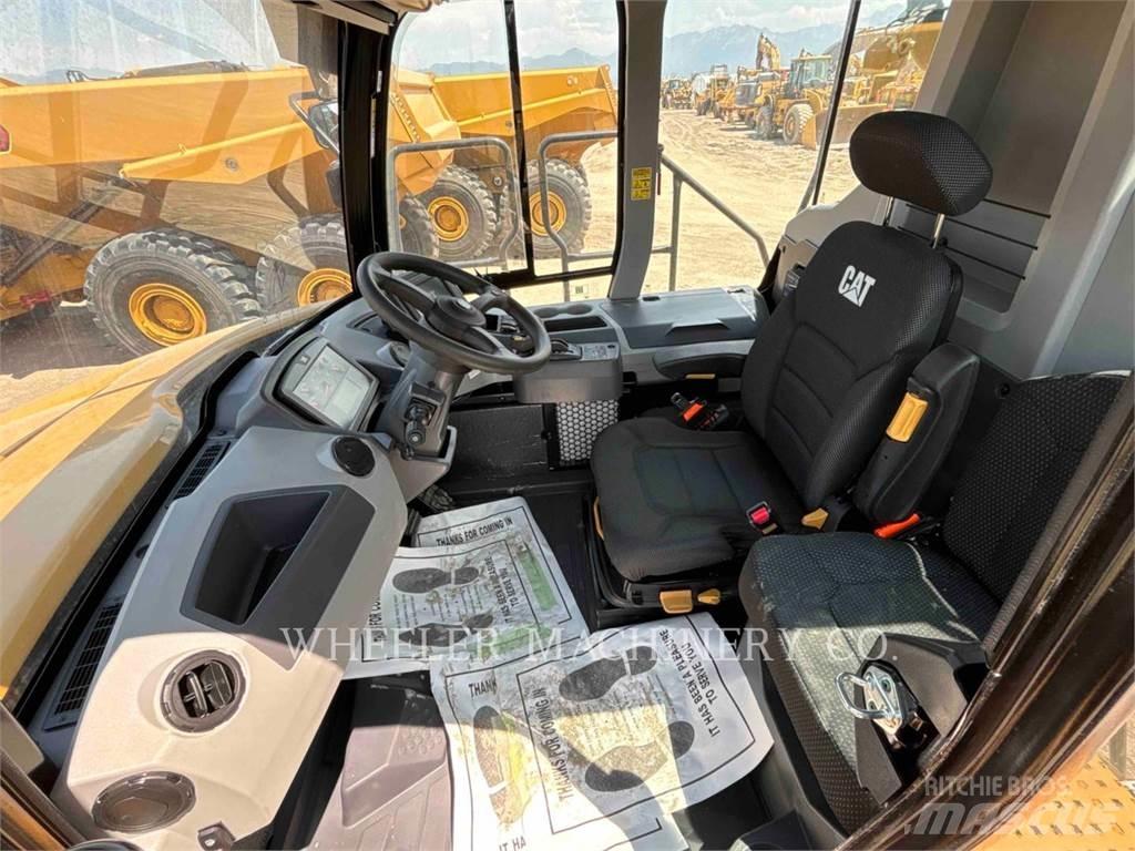 CAT 725 鉸接式起吊車
