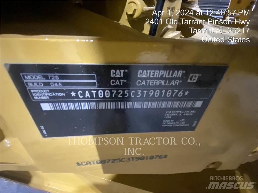 CAT 725 鉸接式起吊車