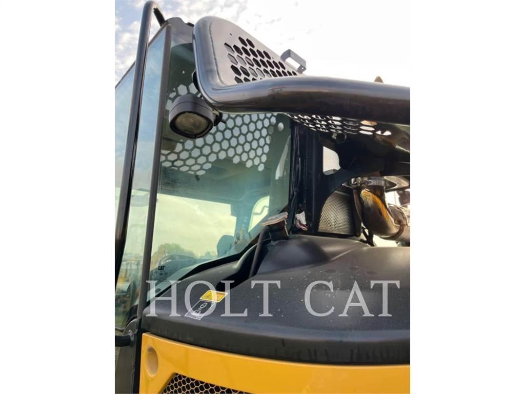 CAT 725 鉸接式起吊車