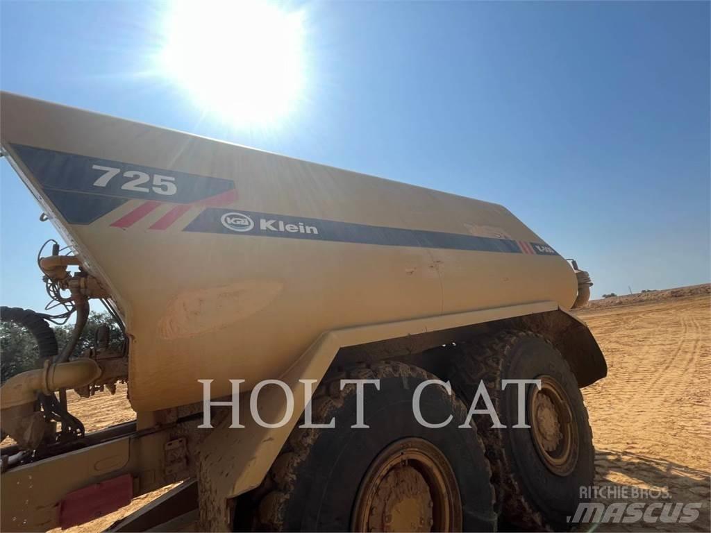 CAT 725 鉸接式起吊車