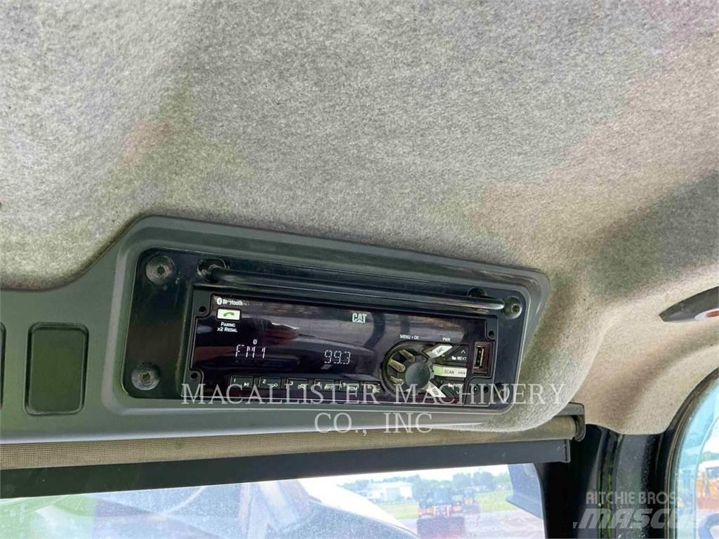 CAT 725 鉸接式起吊車