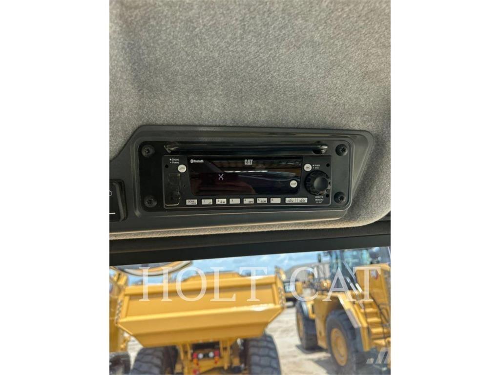 CAT 725 鉸接式起吊車