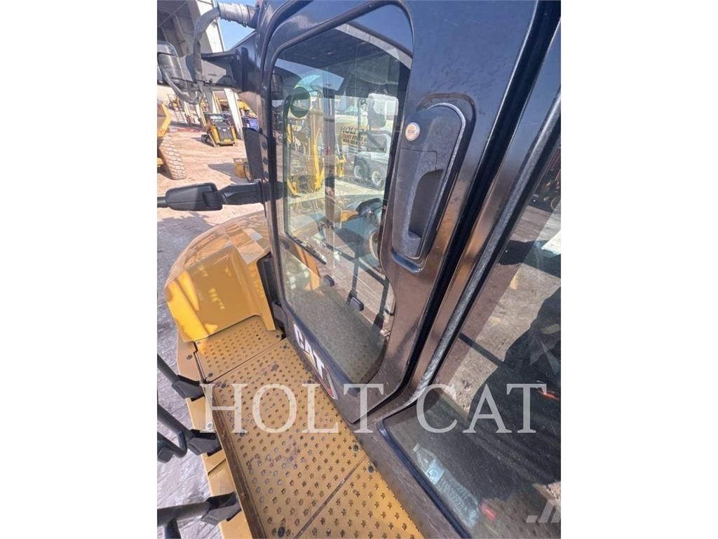 CAT 725 鉸接式起吊車