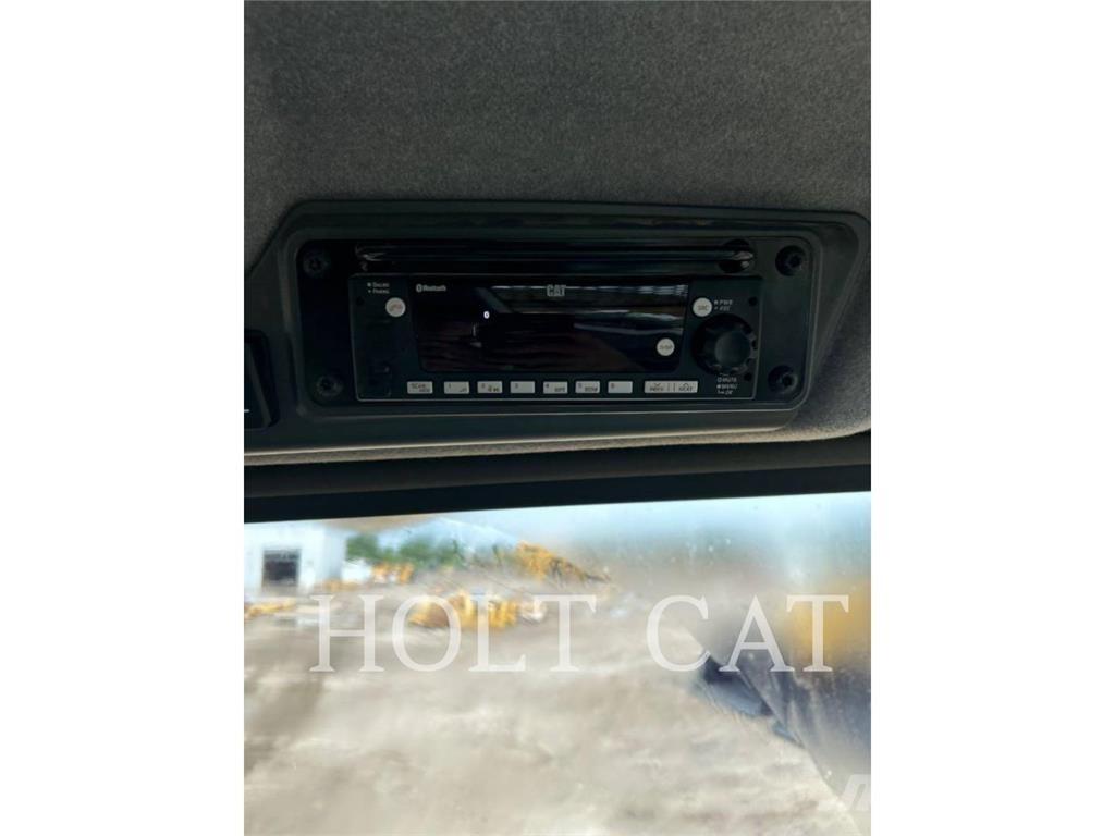 CAT 725 鉸接式起吊車