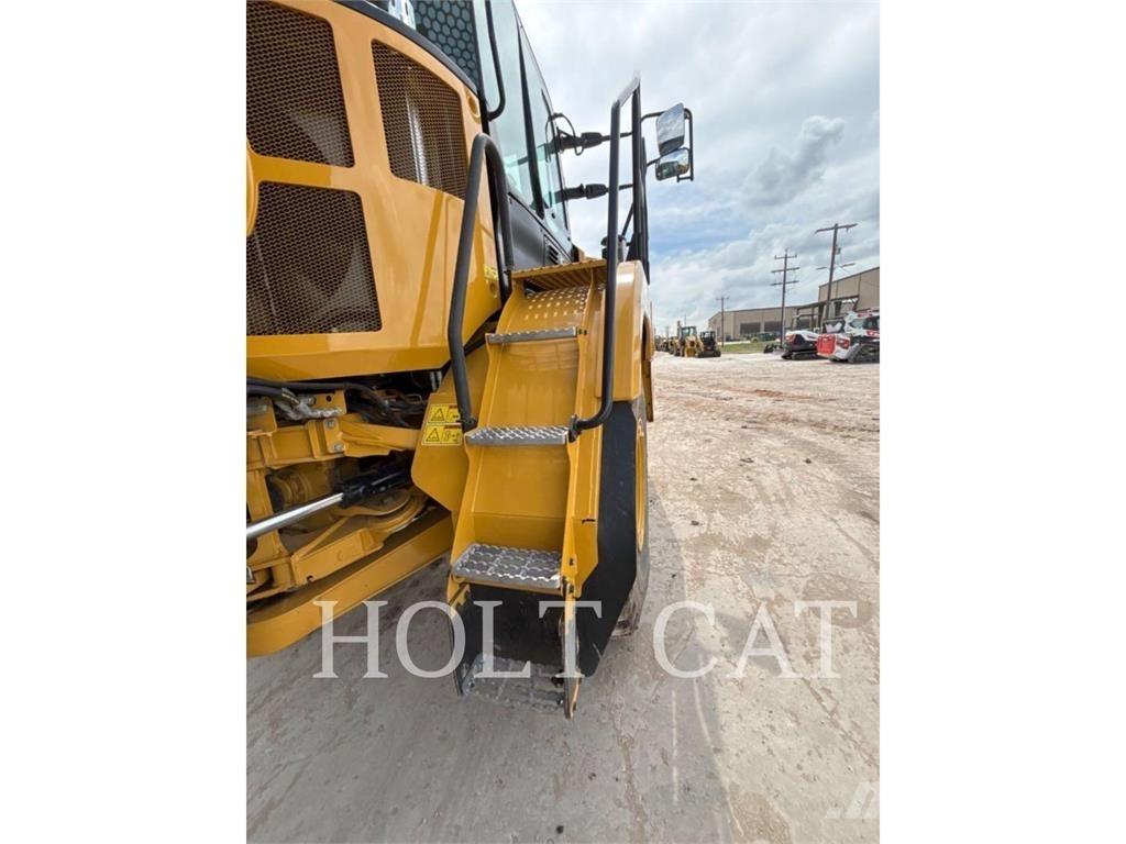 CAT 725 鉸接式起吊車