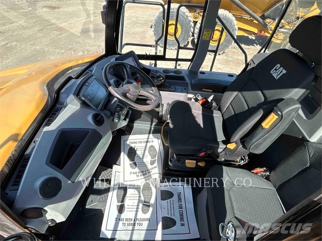 CAT 725 鉸接式起吊車