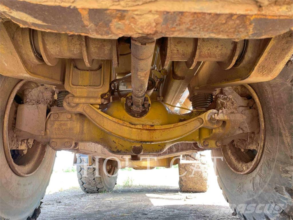 CAT 725 鉸接式起吊車