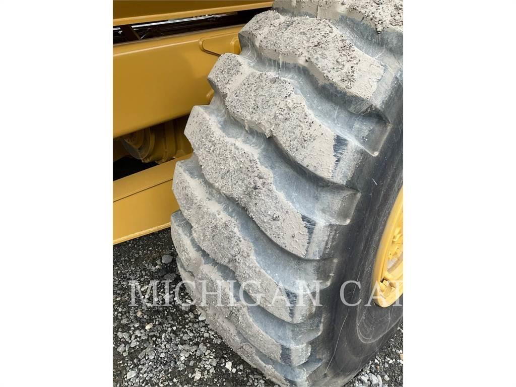 CAT 725 T 鉸接式起吊車