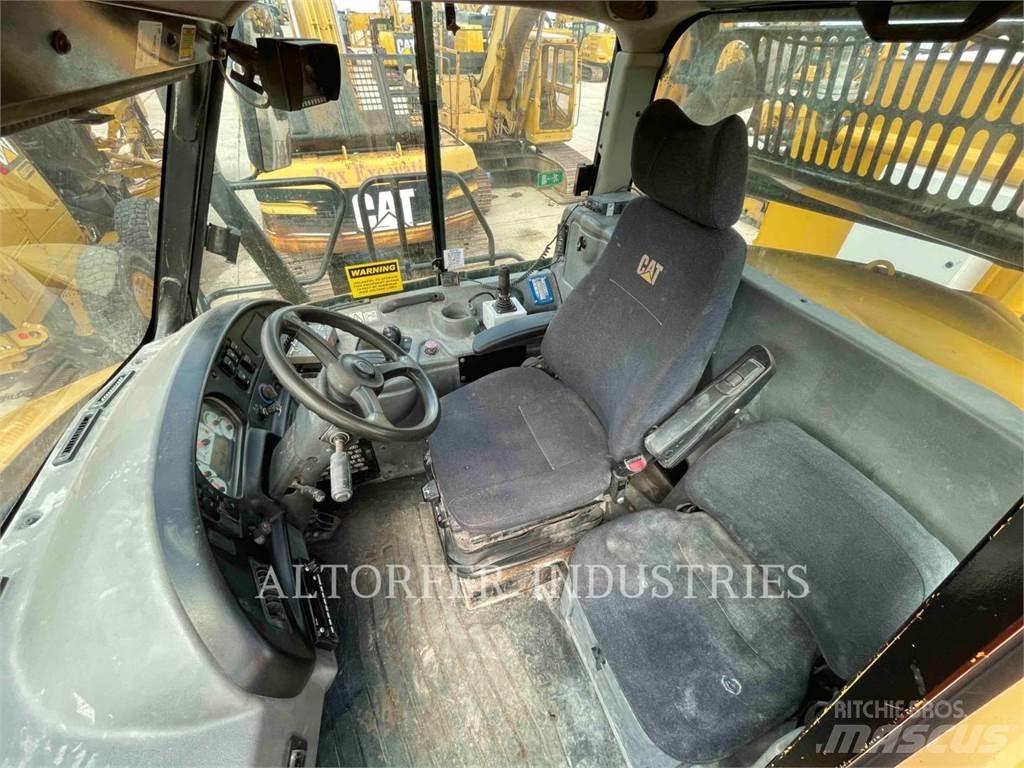 CAT 725 WT 鉸接式起吊車