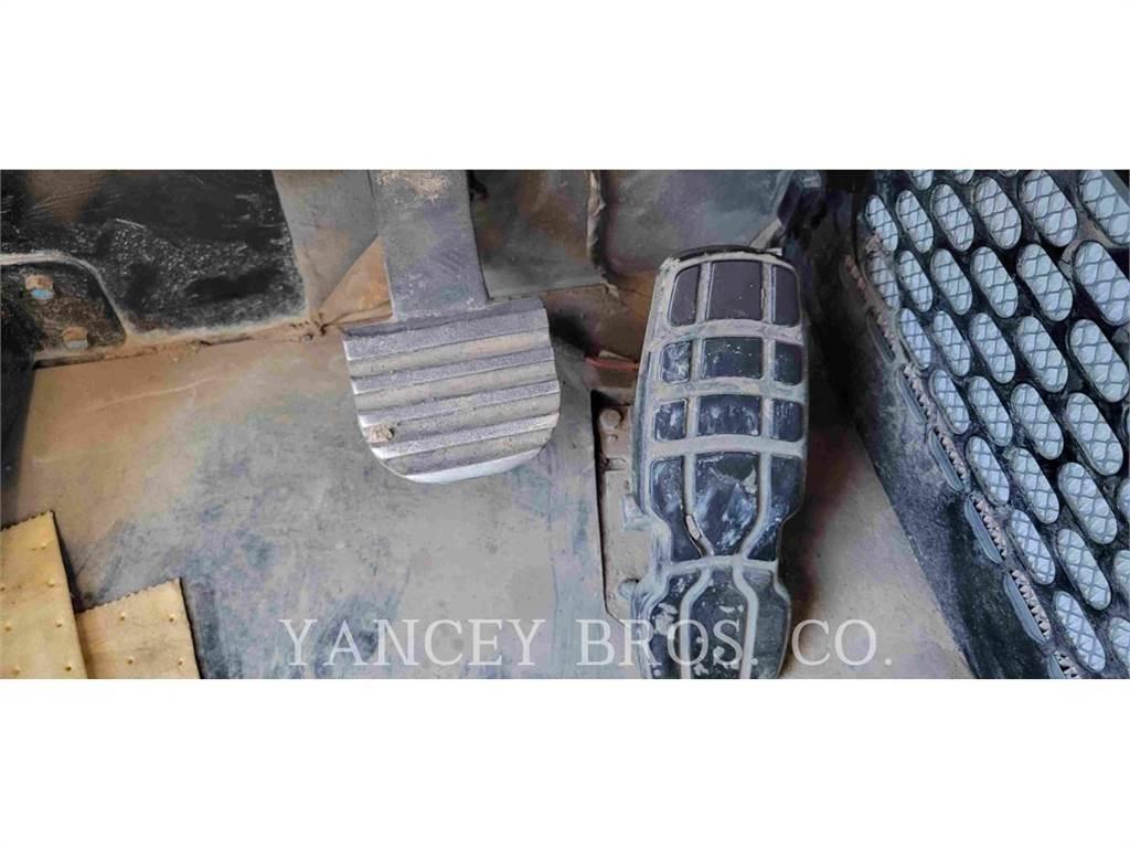 CAT 725 WT 鉸接式起吊車