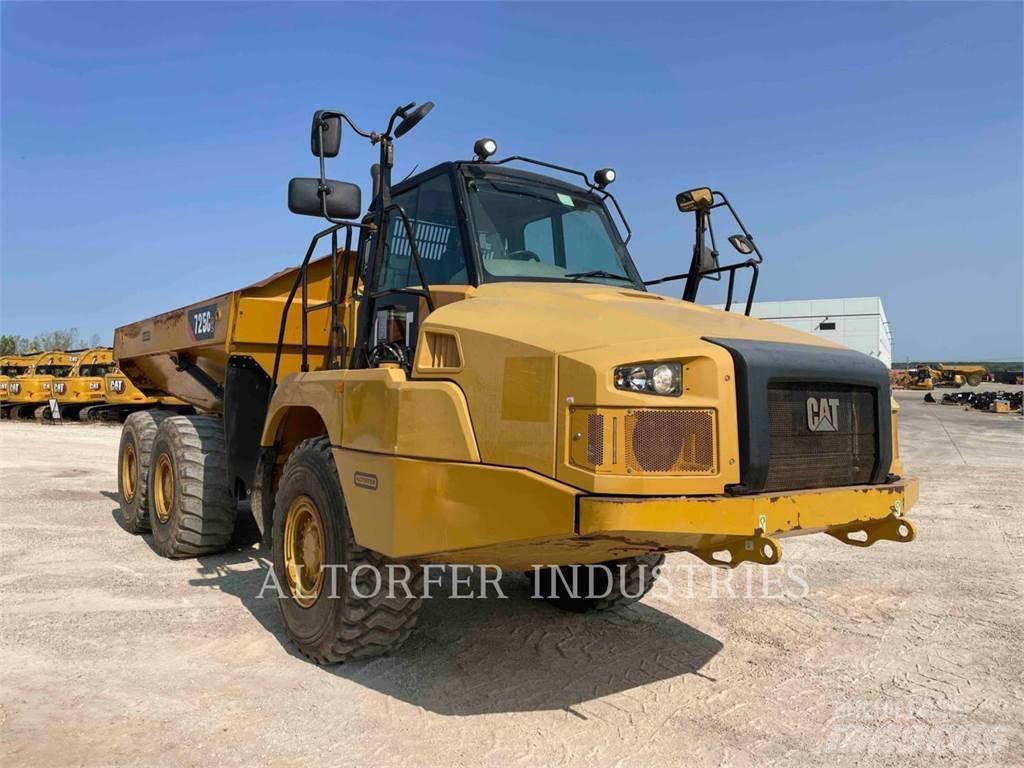 CAT 725C2 鉸接式起吊車