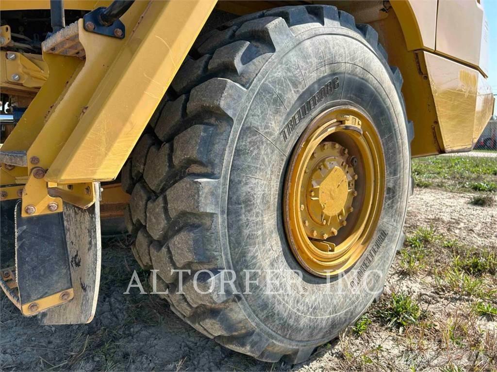 CAT 725C2 鉸接式起吊車