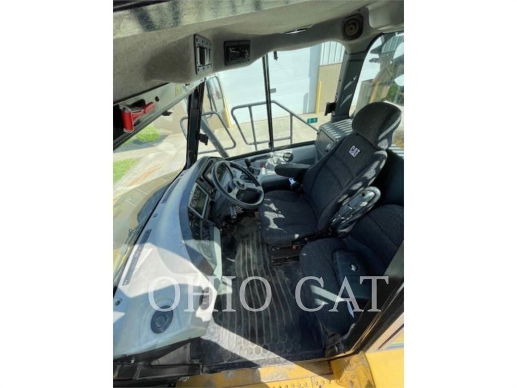 CAT 725C2 鉸接式起吊車