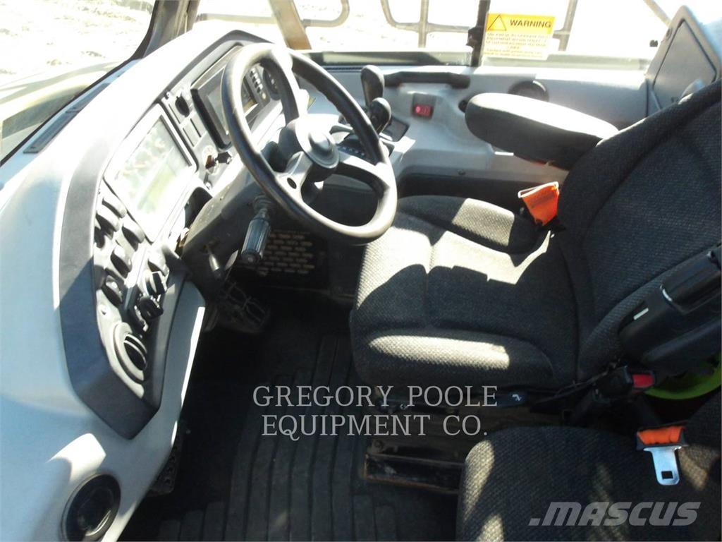 CAT 725C2 鉸接式起吊車