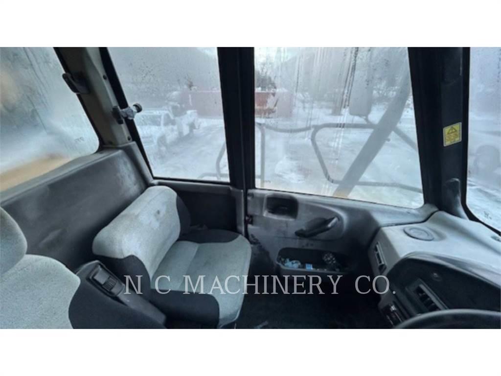 CAT 730 鉸接式起吊車