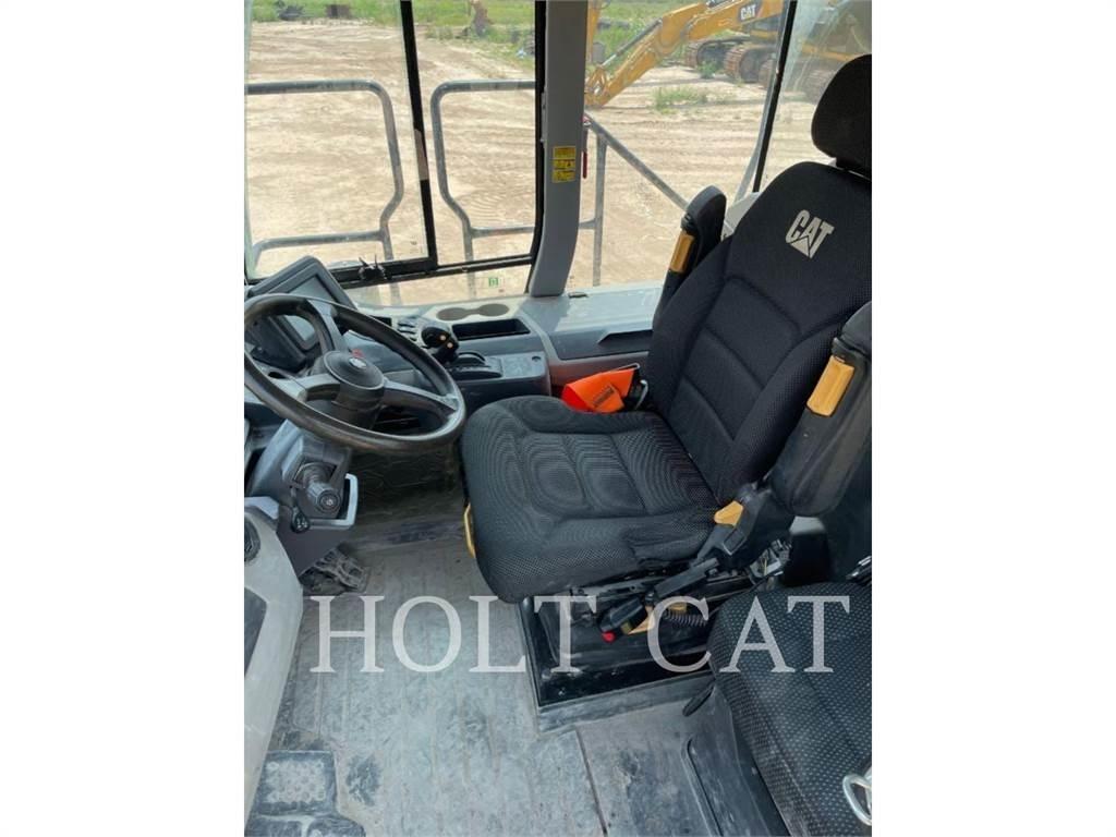 CAT 735 鉸接式起吊車