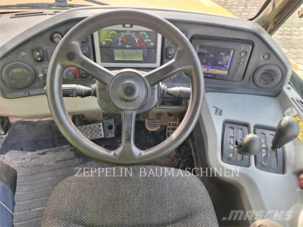 CAT 735B 鉸接式起吊車