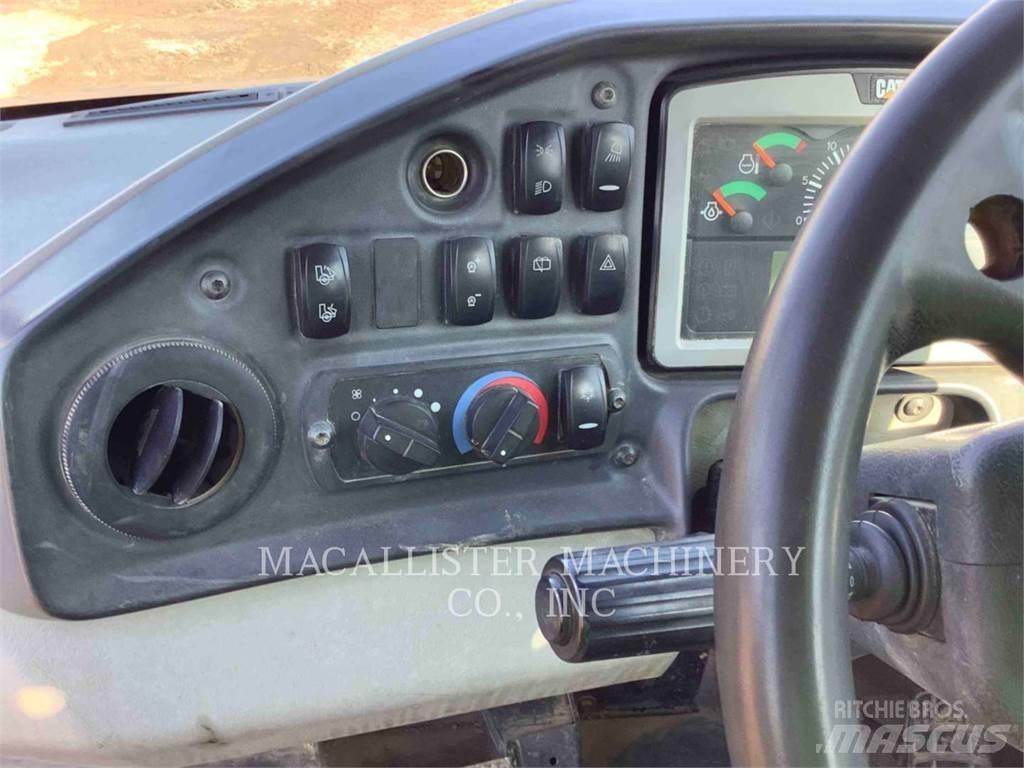 CAT 735C 鉸接式起吊車