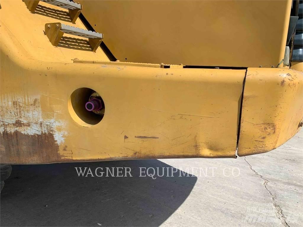 CAT 740 鉸接式起吊車