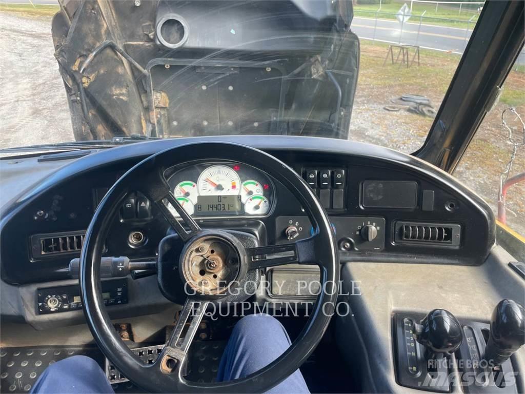 CAT 740 鉸接式起吊車