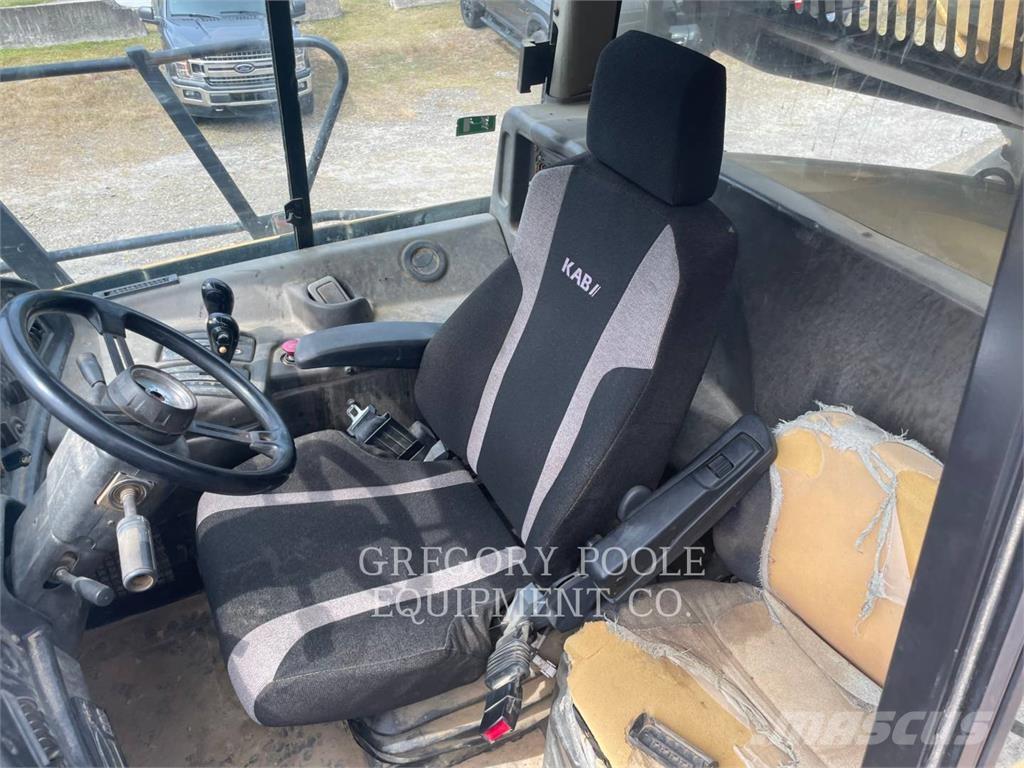 CAT 740 鉸接式起吊車