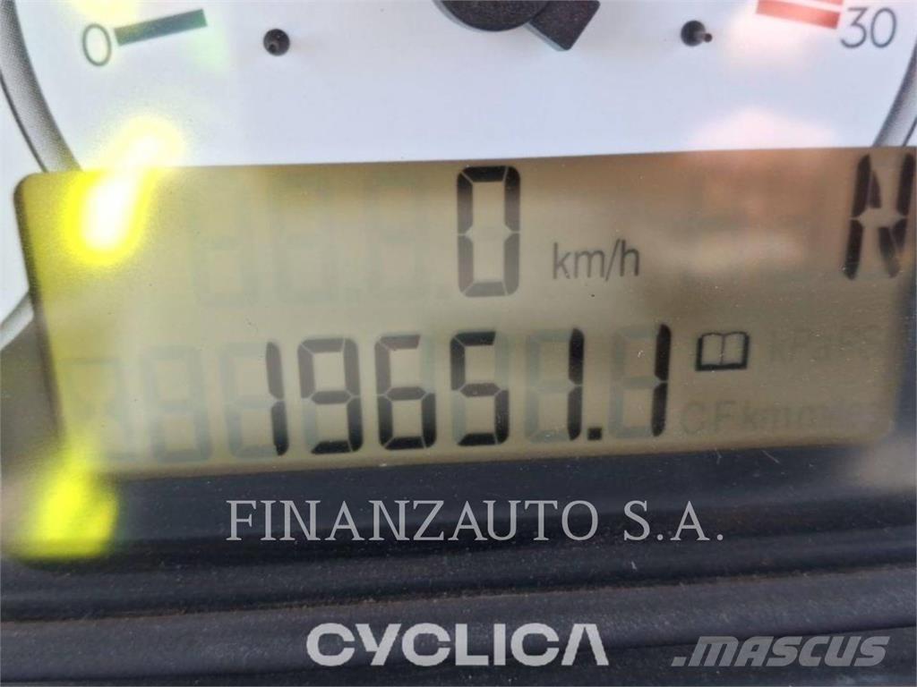 CAT 740 鉸接式起吊車