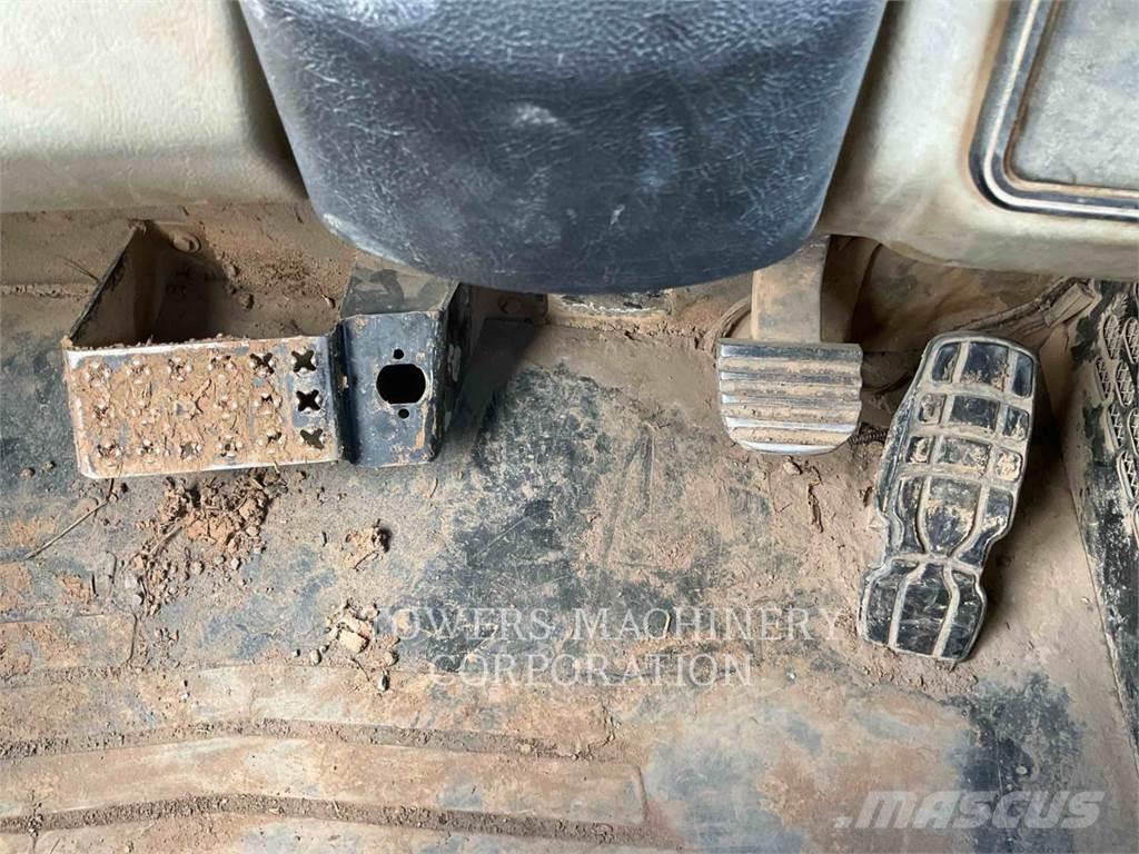 CAT 740B 鉸接式起吊車